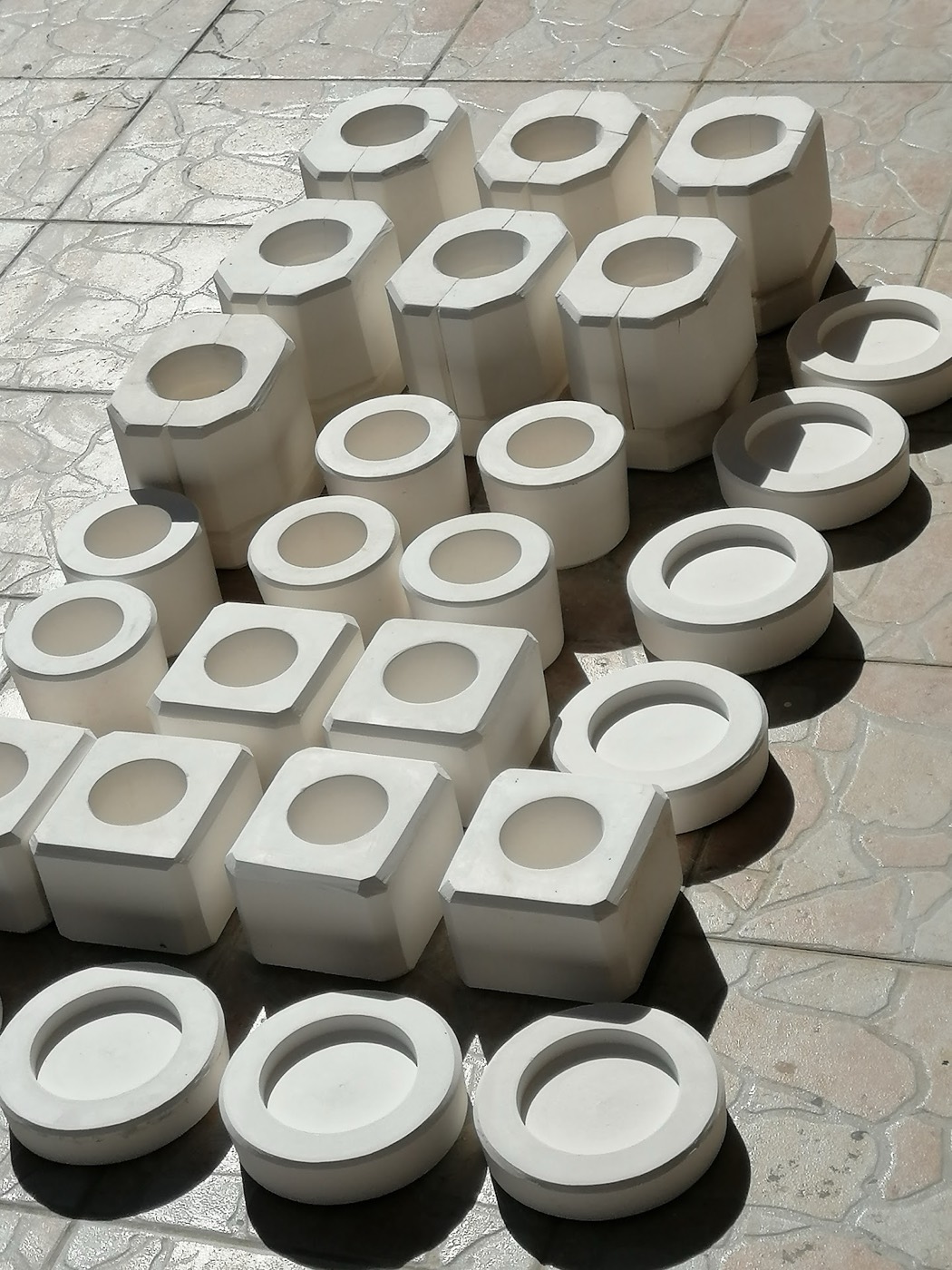 Güneşte kuruyan alçı kalıplar