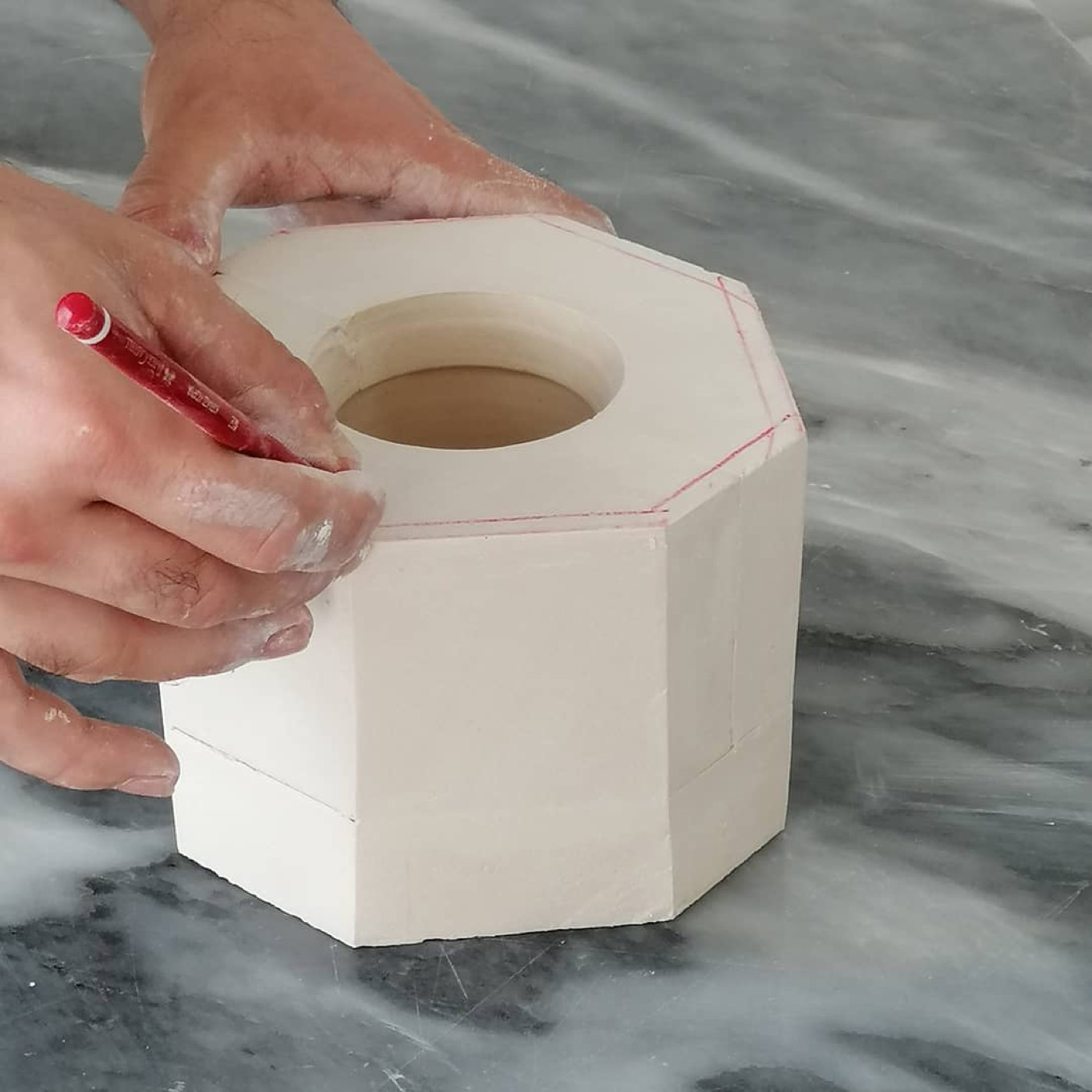 Elle işaretlenen sekizgen alçı model